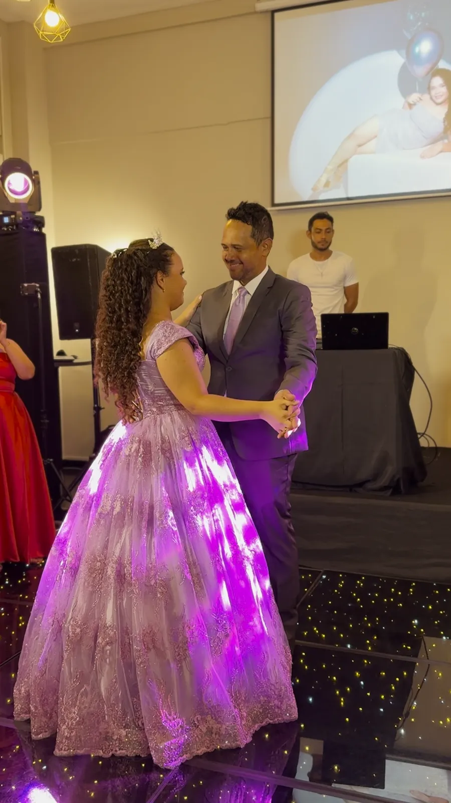Debutante de vestido lilás iluminado dançando a valsa com o pai na pista de LED da Ônix Eventos, em Uberlândia